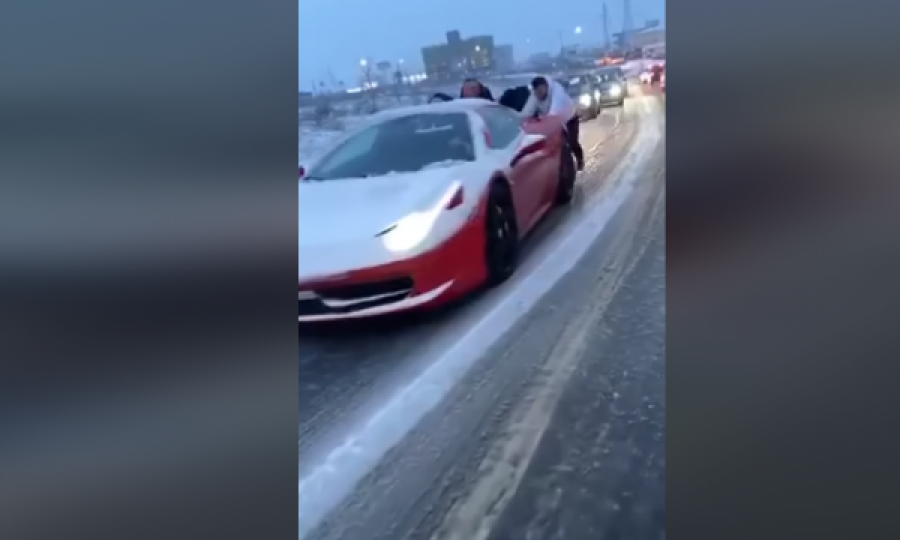 Qytetarët e shtyjnë ‘Ferrarin’ në Veternik pas reshjeve të borës