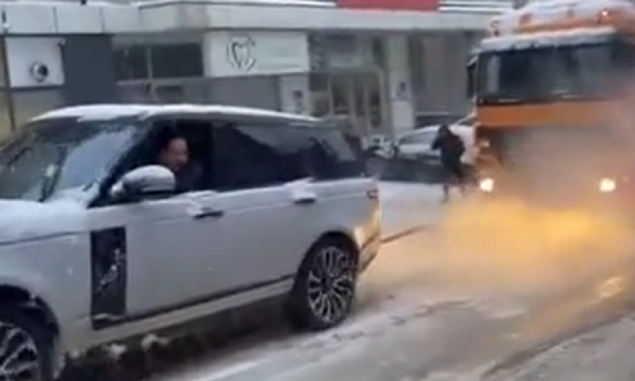 Pas reshjeve të borës, Range Rover-i e tërheq kamionin në Ferizaj