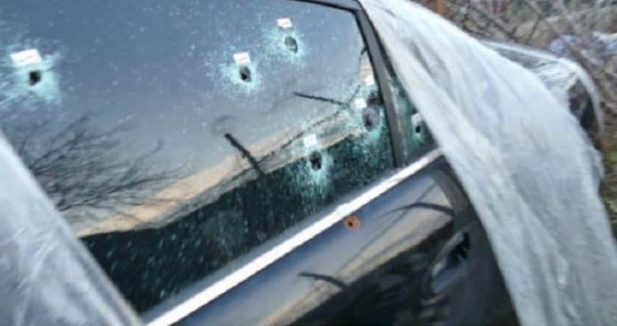 Policia arreston dy persona në Pejë, kishin vrima të plumbave në xhamat e veturës