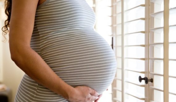 E mitura nga Ferizaj mbetet shtatzënë me një djalë të mitur, policia ua arreston prindërit