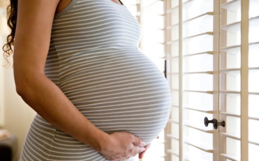 E mitura nga Ferizaj mbetet shtatzënë me një djalë të mitur, policia ua arreston prindërit