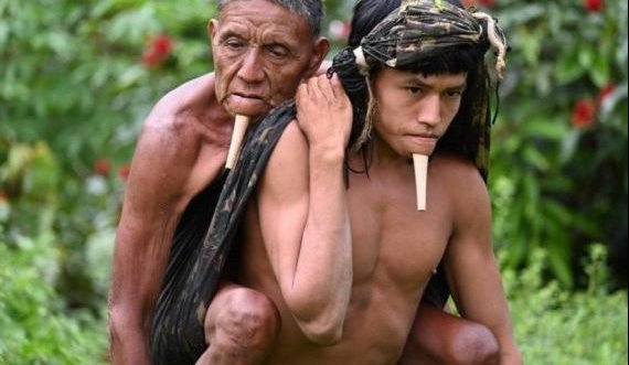 Mban babin 12 orë mbi supe për t’i bërë vaksinën, foto nga fisi indigjen bëhet virale