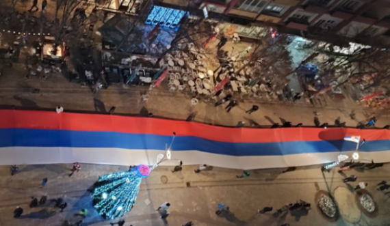 Çfarë po ndodh në Veri? Serbët shpalosin një flamur 250 metra të gjatë