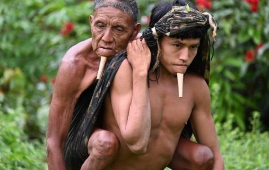 Mban babin 12 orë mbi supe për t’i bërë vaksinën, foto nga fisi indigjen bëhet virale