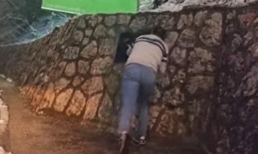 Thyhet me çekiç një pllakë kushtuar kriminelit Ratko Mlladiq