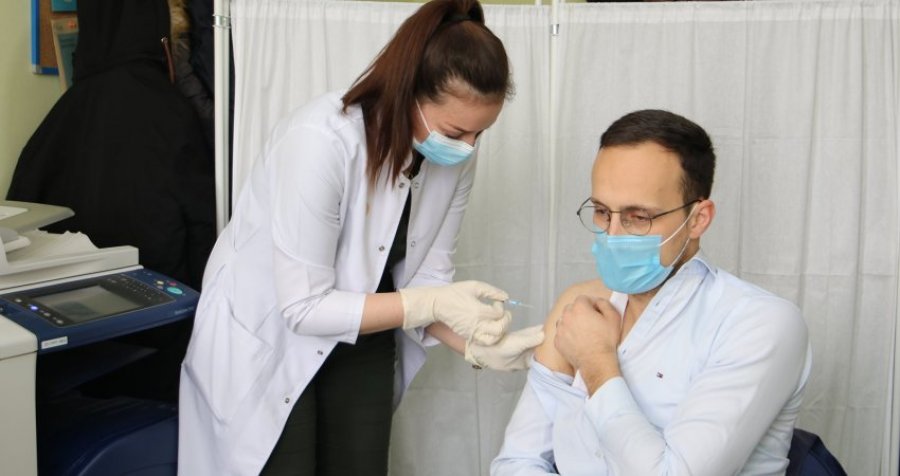 Kryetari i Gjilanit merr dozën përforcuese të vaksinës antiCOVID