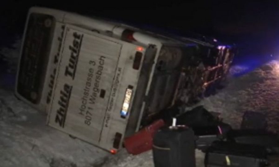 Një nga udhëtarët e autobusit që u rrotullua në Serbi akuzon shoferin: Nuk la kë pa e tejkaluar