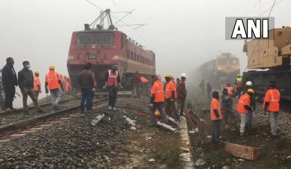 Treni del nga shinat, nëntë të vdekur