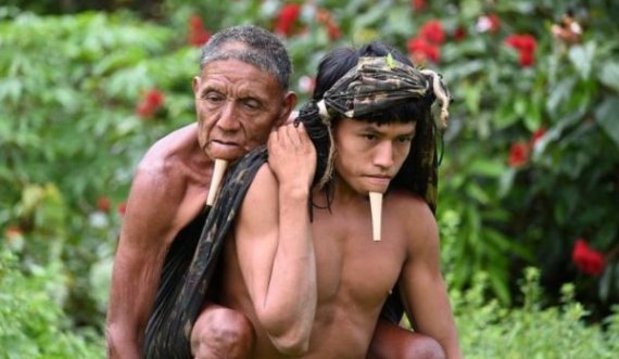 Fotoja që tregon sfidat e vaksinimit në Amazonë: E barti në shpinë babain që të vaksinohet