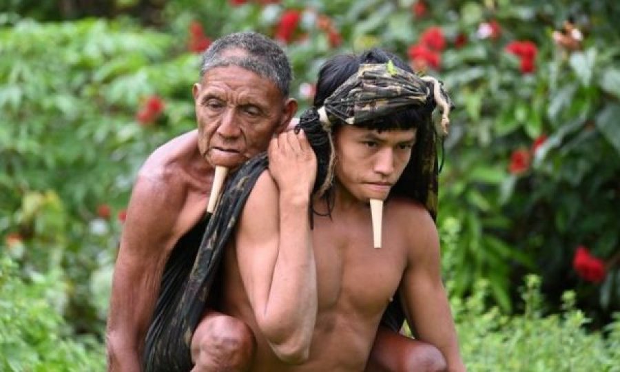 Fotoja që tregon sfidat e vaksinimit në Amazonë: E barti në shpinë babain që të vaksinohet