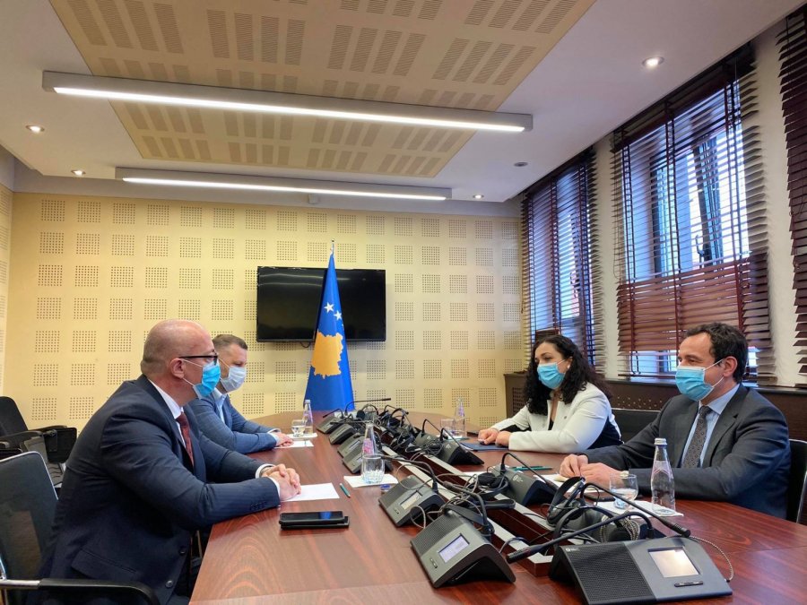 Ministri i Qeverisë Kurti pro mbajtjes së referendumit në Kosovë, thotë se do t’i mbajë për fjale BE-në dhe QUINT-in