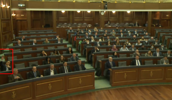  Ky është deputeti që abstenoi në votimin e Rezolutës për referendumin serb 