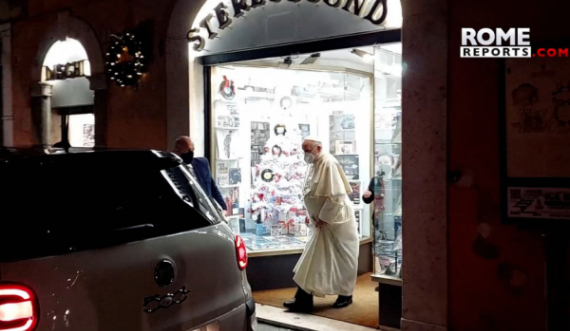 “Më zure” – Papa e përgëzon gazetarin që e pa duke dalë nga një dyqan