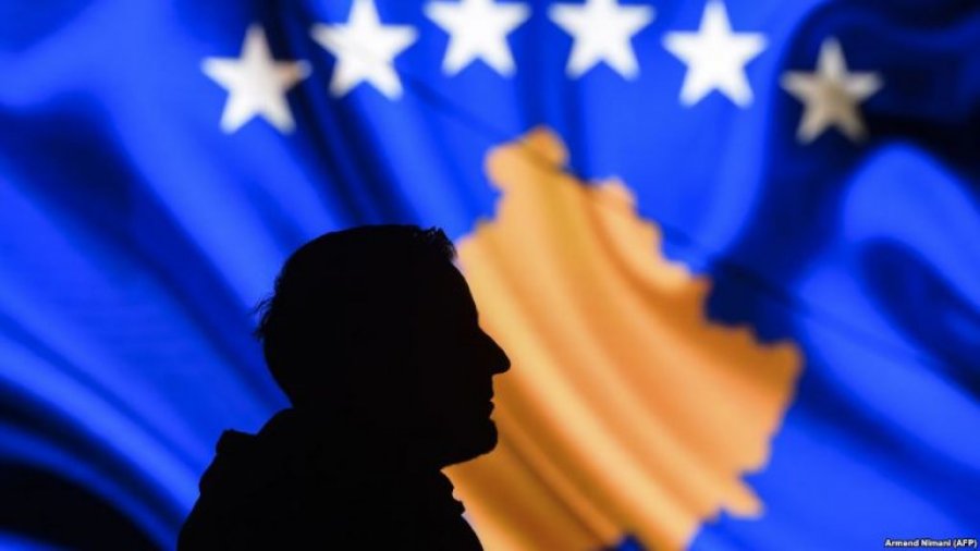 Kosova po ndahet në dy fronte politike, në reformatorët e rinj  dhe ish-pushtetarët e korruptuar në betejë për ta ripushtuar