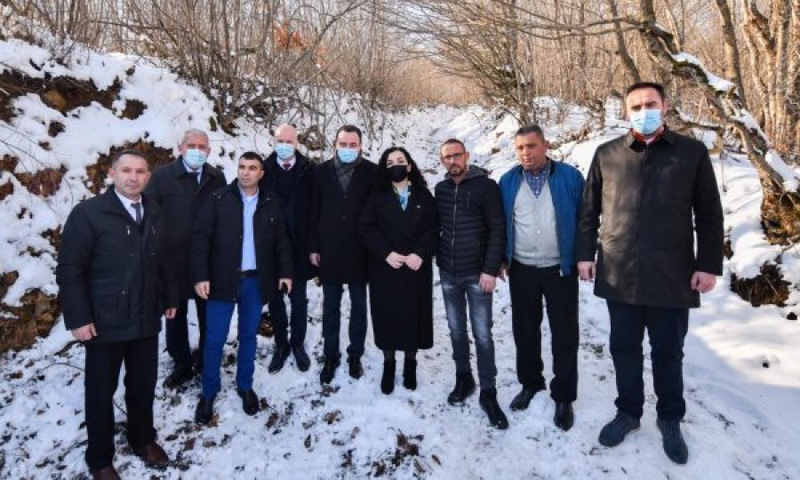  Krerët e shtetit vizitojnë Kodrën e Bebushit, vendi ku 23 vjet më parë ndodhi Masakra e Reçakut 