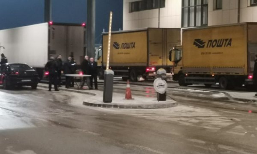  Policia e Kosovës: Personat e ndaluar në Merdare i kthyem mbrapsht në Serbi, kamionët me material për referendum janë në Doganë 