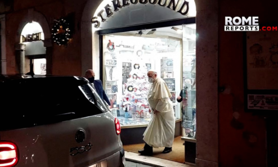 “Më zure” – Papa e përgëzon gazetarin që e pa duke dalë nga një dyqan