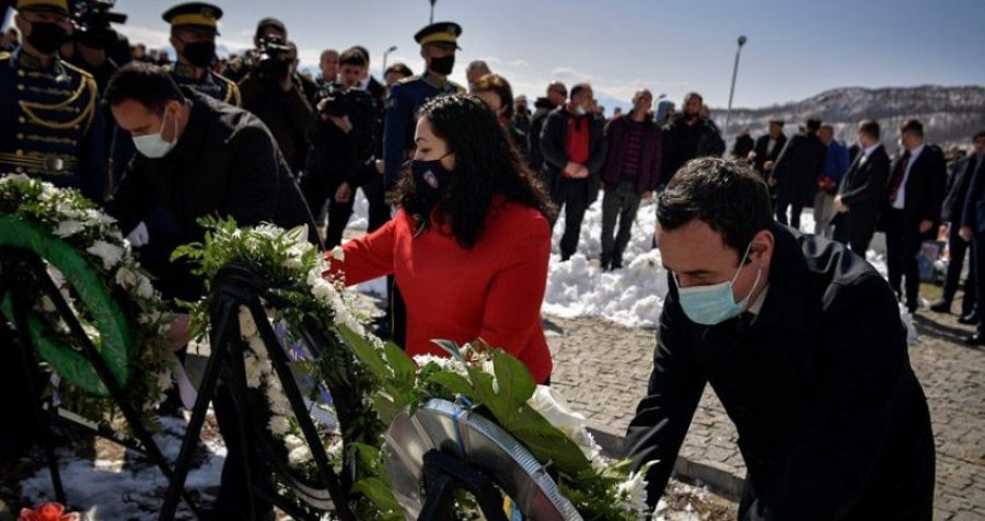 ​Krerët shtetërorë bëjnë homazhe në kompleksin memorial në Reçakut 