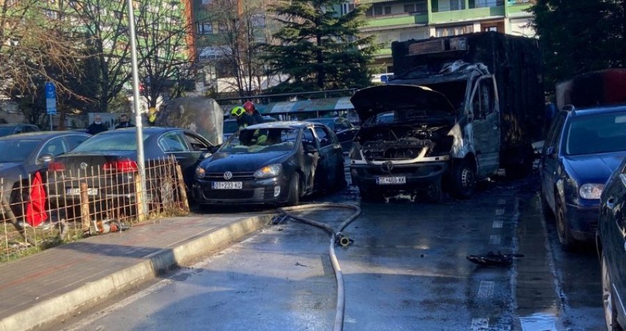 Zjarr në Dardani: Lëndohet një person, digjen një kamion dhe tri vetura 