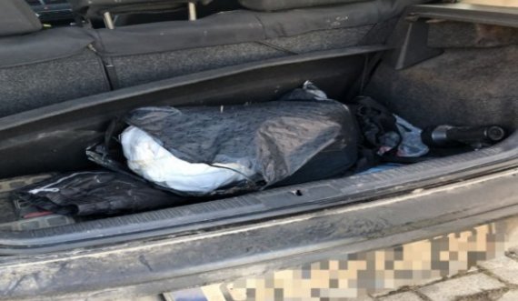 Policia ndjek veturën, kapen rreth 5 kg drogë në udhëkryqin Novobërdë-Gjilan