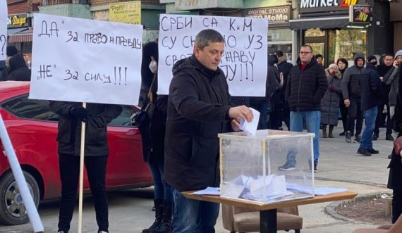 Serbët bëhen kinse po votojnë, improvizojnë referendumin në Mitrovicë