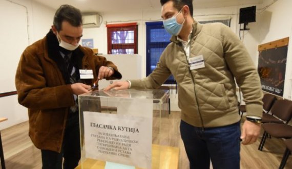 Serbët e Kosovës votojnë në Serbi, hapen qendrat e votimit