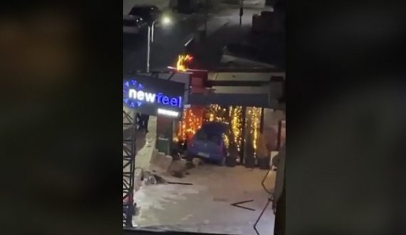Vetura hyn në një lokal në Prishtinë