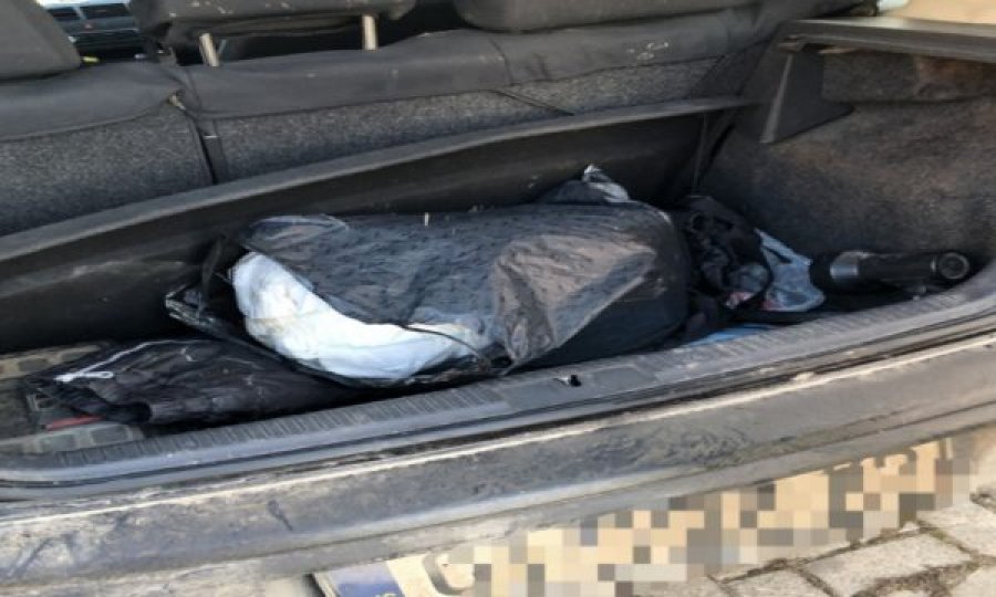 Policia ndjek veturën, kapen rreth 5 kg drogë në udhëkryqin Novobërdë-Gjilan