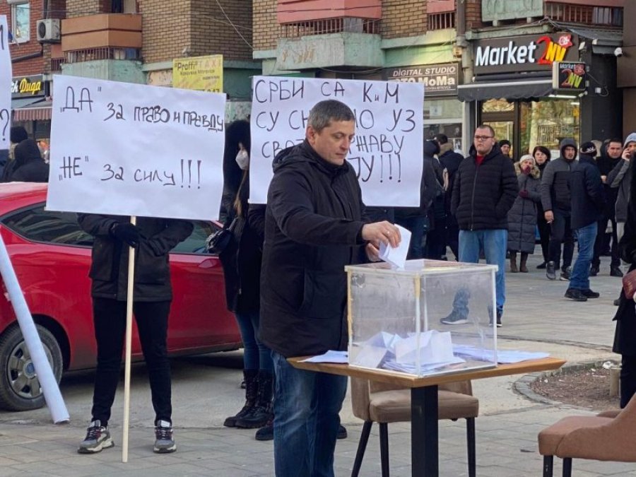 Serbët bëhen kinse po votojnë, improvizojnë referendumin në Mitrovicë