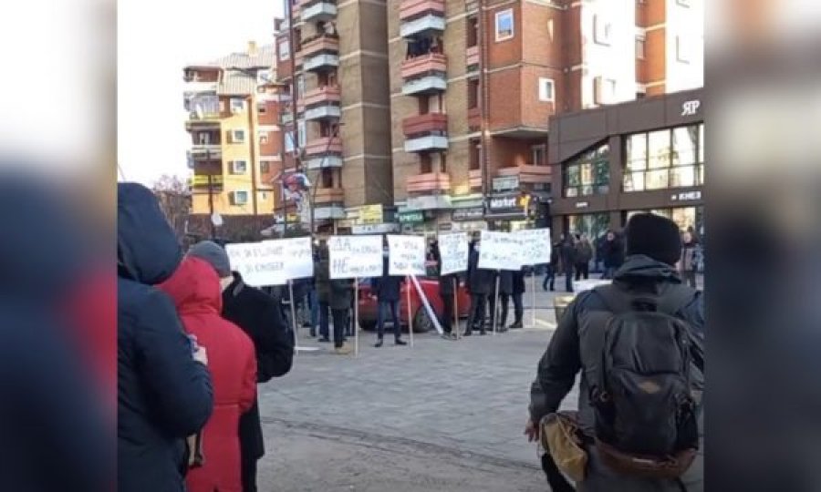 Moslejimi i referendumit në Kosovë, serbët nisin protestë në Mitrovicë