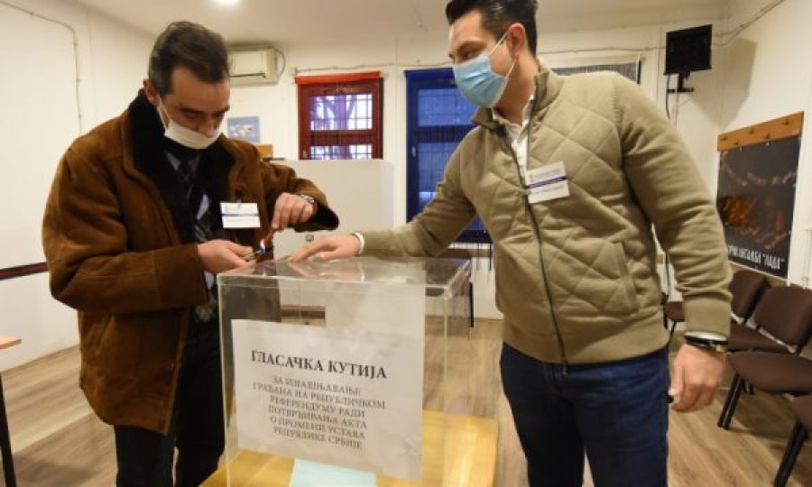 Serbët e Kosovës votojnë në Serbi, hapen qendrat e votimit