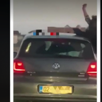 Lejoi pasagjerët të dalin në dritare të veturës teksa ishte duke vozitur, Policia gjobit shoferin nga Kosova