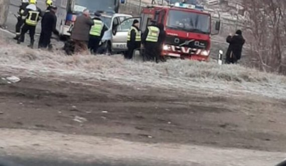 Katër të lënduar në aksidentin mes veturës së Policisë dhe një autobusi në rrugën Mitrovicë-Prishtinë