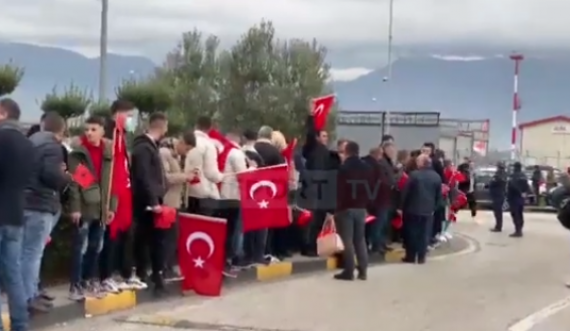 Qytetarët e presin Erdoganin në Rinas me flamuj të Turqisë dhe foto të tij