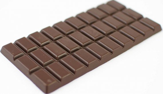 5 përfitime shëndetësore që do t’ju bëjnë ta konsumoni çokollatën pa u ndier në faj