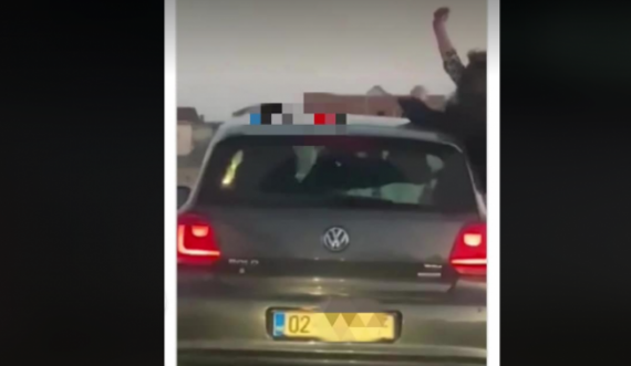 Lejoi pasagjerët të dalin në dritare të veturës teksa ishte duke vozitur, Policia gjobit shoferin nga Kosova
