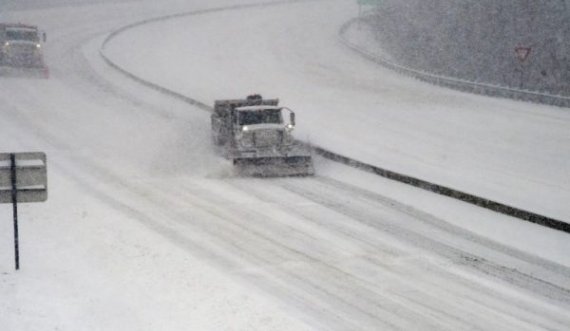 Mijëra njerëz mbesin pa energji elektrike si pasojë e stuhisë dimërore