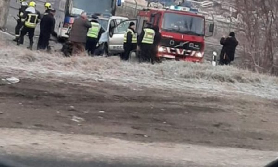 Katër të lënduar në aksidentin mes veturës së Policisë dhe një autobusi në rrugën Mitrovicë-Prishtinë