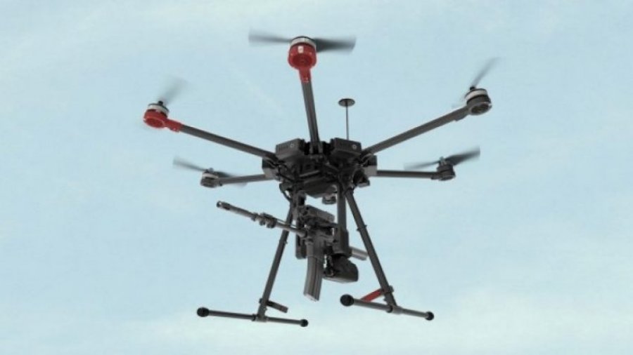 Izraeli prodhon dronin që mund të mund të bartë snajperë dhe pushkë