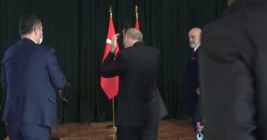 Erdogan mbërrin në kryeministri, momenti kur kreh flokët para takimit me Ramën