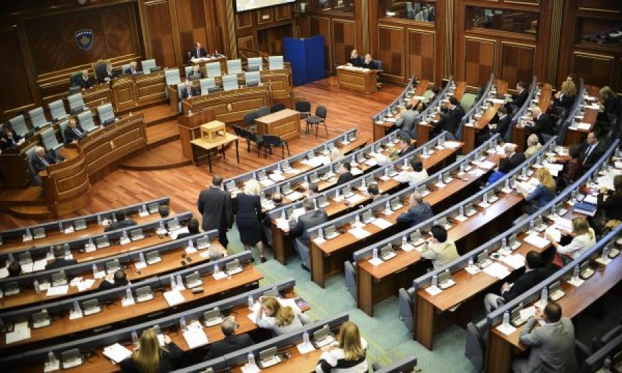 Gati rregullorja e re e Kuvendit, do t’iu zbritet paga bazë deputetëve që mungojnë në seanca