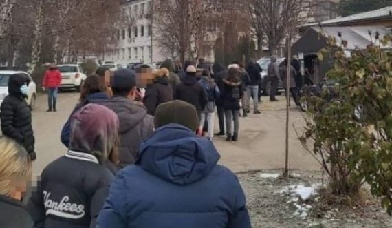 Shumë qytetarë po presin për t’u testuar në IKSHPK pas rritjes së rasteve me Covid-19