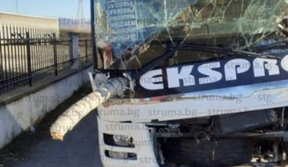 Pamje nga vendi ku autobusi me pasagjerë nga Kosova u aksidentua në Bullgari