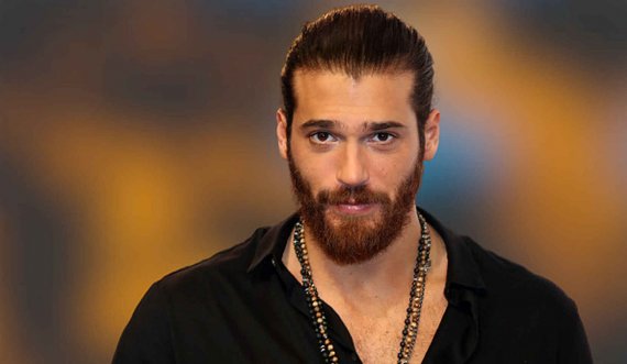 Aktori i njohur turk përzgjidhet si një ndër djemtë më të pashëm të 2021 në botë