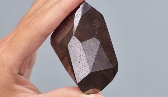 Del në shitje ky diamant i zi, i krijuar nga shpërthimi në hapësirë