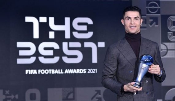 “Kulmi i arritjeve të mia individuale” – Reagimi i Ronaldos pasi e fitoi çmimin e veçantë të FIFA-s