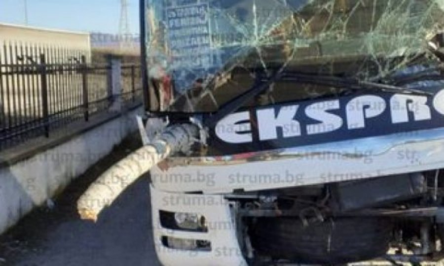 Pamje nga vendi ku autobusi me pasagjerë nga Kosova u aksidentua në Bullgari