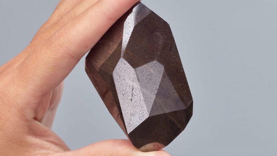 Del në shitje ky diamant i zi, i krijuar nga shpërthimi në hapësirë