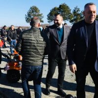Dhurohen 70 motokultivatorë dhe freza për fermerët e Deçanit