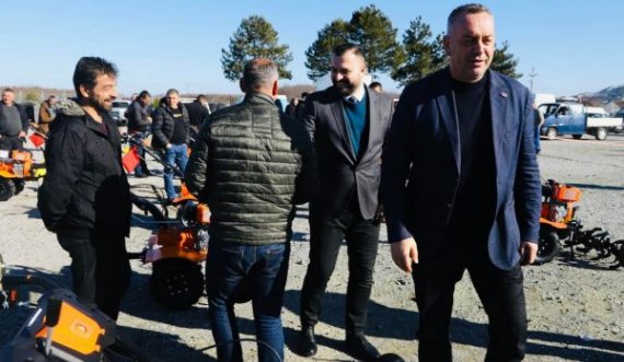 Dhurohen 70 motokultivatorë dhe freza për fermerët e Deçanit